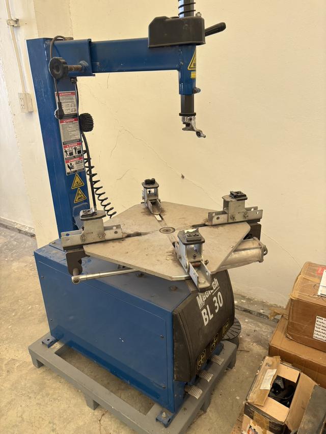 เครื่องถอดยางล้อรถสามารถจับกระทะล้อ : จับขอบกระทะ 6"-24"