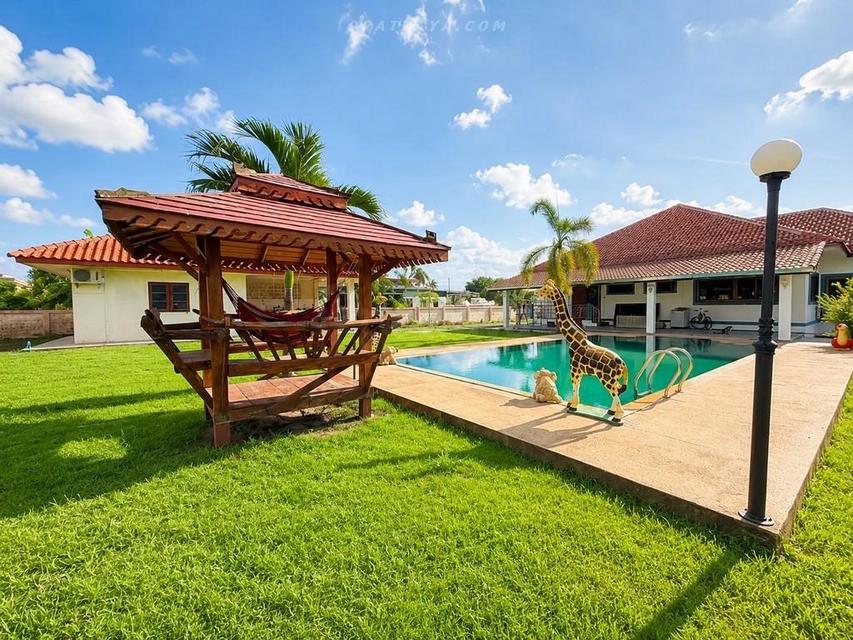 Urgent Sale — Detached House with Large Land in Huai Yai, PattayaDetached house with large land plot for urgent sale in Huai Yai. 4