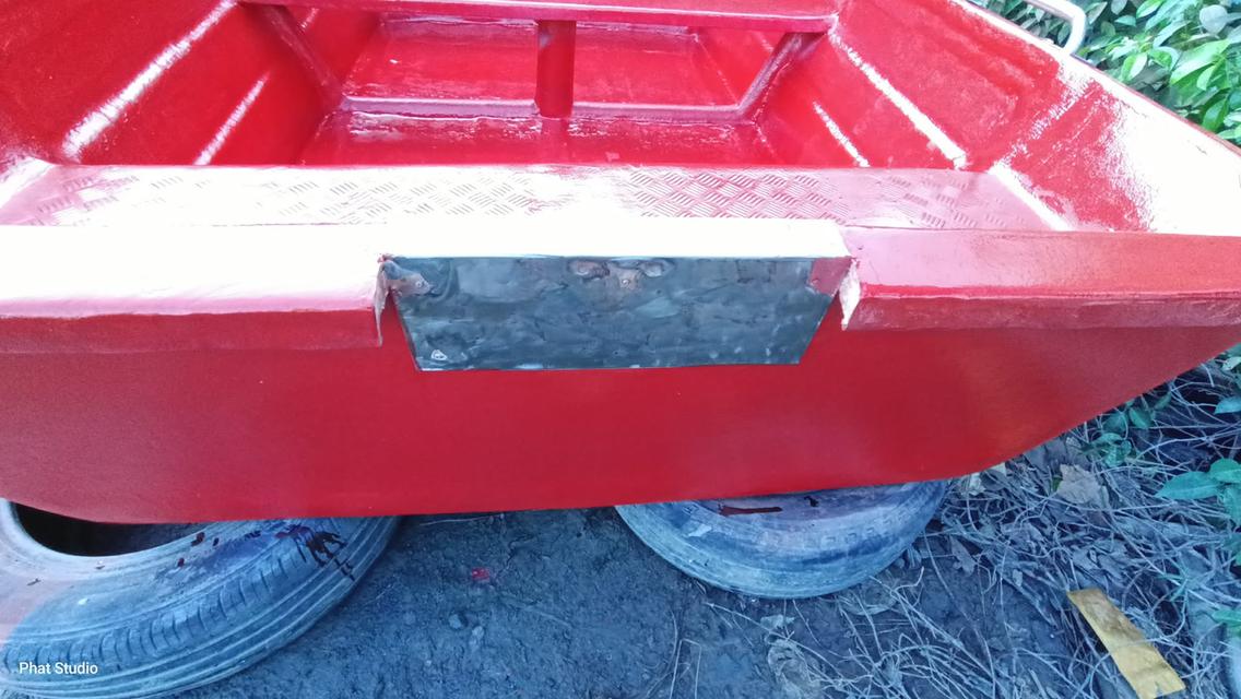 เรือไฟเบอร์สีแดง ขนาด 17 ฟุต สภาพมือ 2 ซ่อมบำรุงอย่างดี สภาพดีมาก ติดเครื่องยนต์ได้ มีเเล้วยังไม่ได้ใช้ ดีกว่าน้ำท่วมแล้วไม่มีใช้ รูปที่ 6
