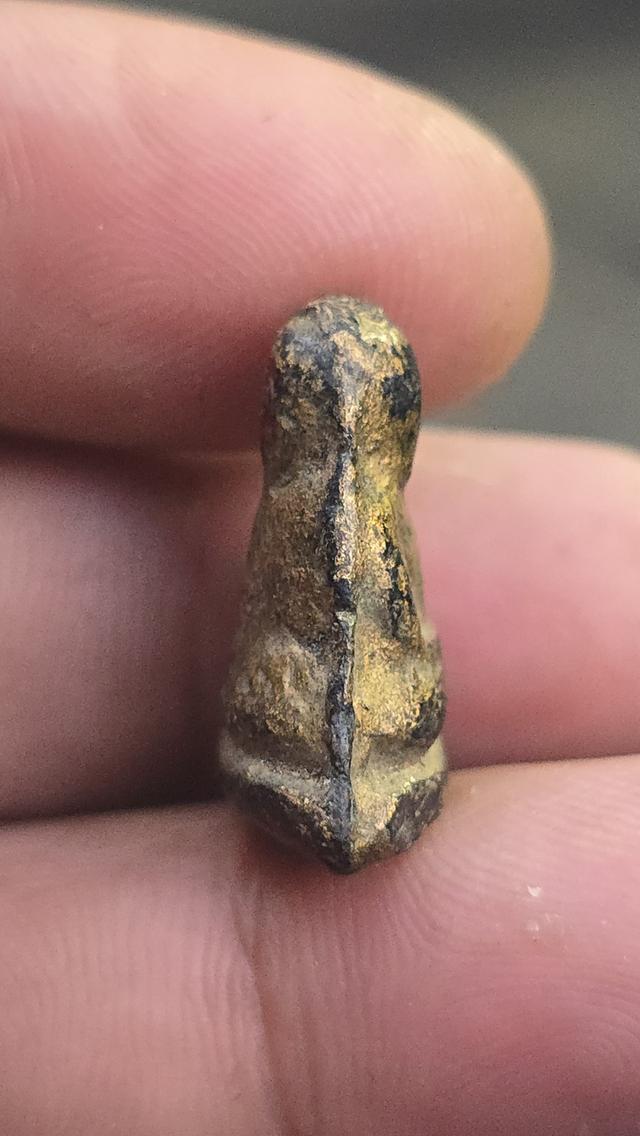 พระสังกจายน์เนื้อผงคลุกรัก ปิดทอง 4