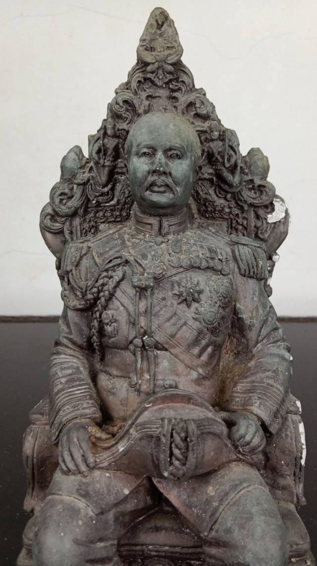 581.พระบรมรูปหล่อในหลวงรัชกาลที่ 5 พระบาทสมเด็จพระปรมินทรมหาจุฬาลงกรณ์ พระจุลจอมเกล้าเจ้าอยู่หัว ทรงประทับนั่งบัลลังก์ รูปย่อยที่ 2