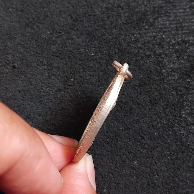 พระเครื่องหลวงพ่อแดงขุกเข่า