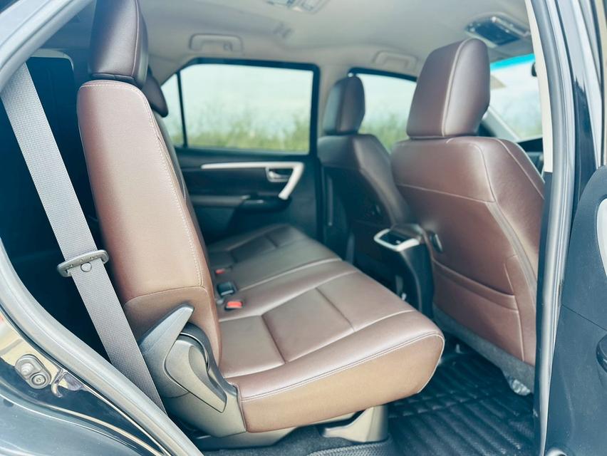 ขายด่วน! # TOYOTA FORTUNER 2.4V 2WD ปี 2019 สีดำ สภาพเยี่ยม ไมล์แท้ เช็คศูนย์ครบ รับประกันหลังการขาย 2 ปี หรือ 30,000 กม. 🚗 ราคา 769,000 บาท 💥 ออกร รูปที่ 12
