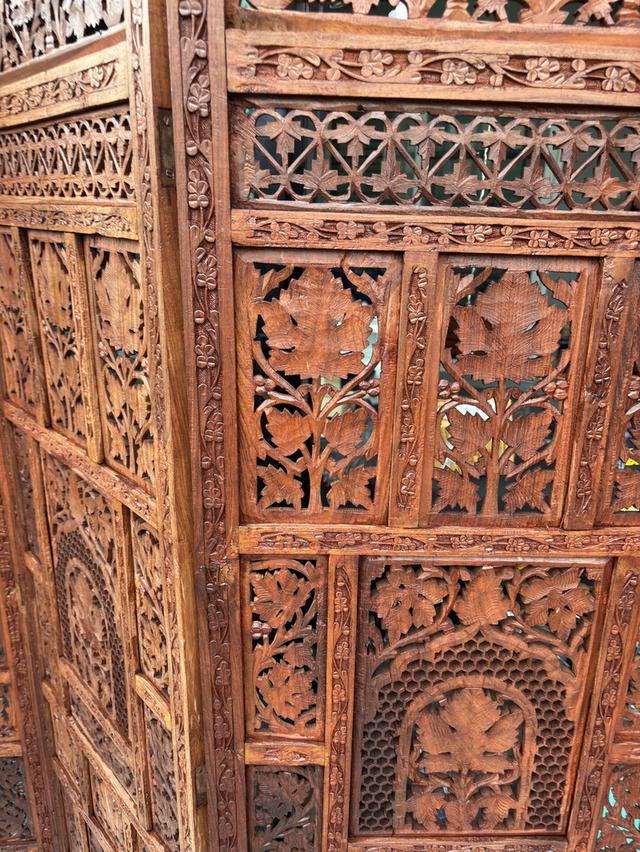 ฉากกั้นห้องไม้แกะสลัก (Wooden Room Divider) แบบ 4 พับ ซึ่งมักเป็นงานหัตถกรรมที่มีลวดลายละเอียดประณีตและได้รับความนิยมในการตกแต่งบ้านสไตล์วินเทจ รูปที่ 6