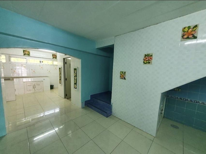 🏡 ขายด่วน! อาคารพาณิชย์ 3.5 ชั้น ถนนรัตนาธิเบศร์ ใกล้ MRT ไทรม้า ราคาเพียง 2.5 ล้านบาท! 3