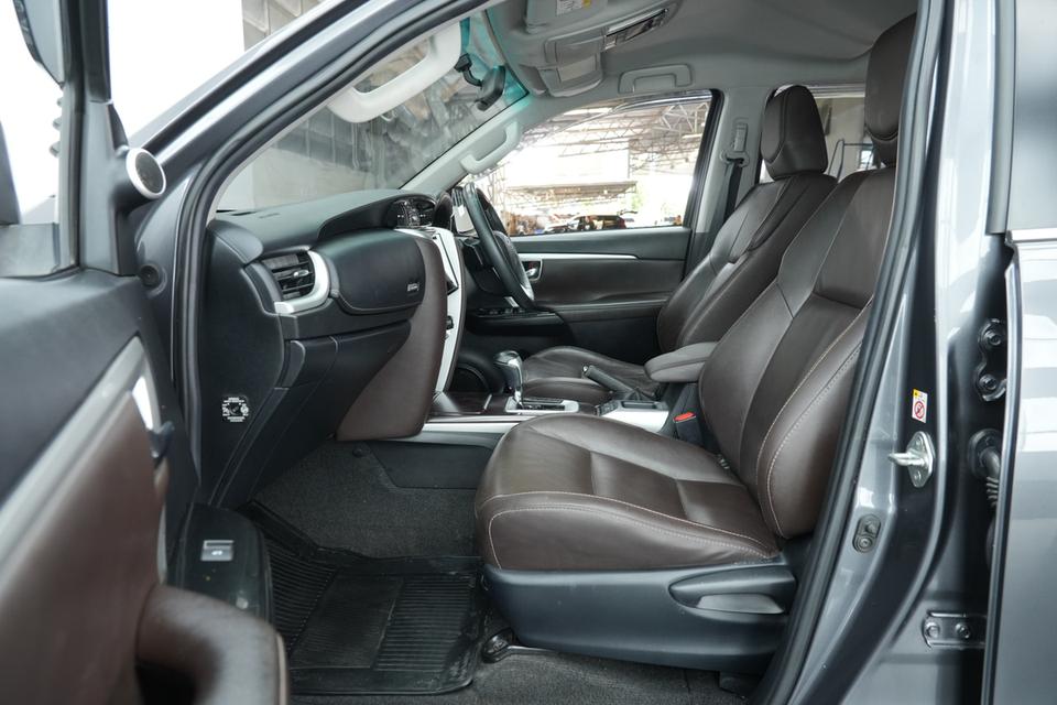 2016 TOYOTA FORTUNER 2.4 V 4WD SUV สีเทา ไมล์ 87553 กม. 16