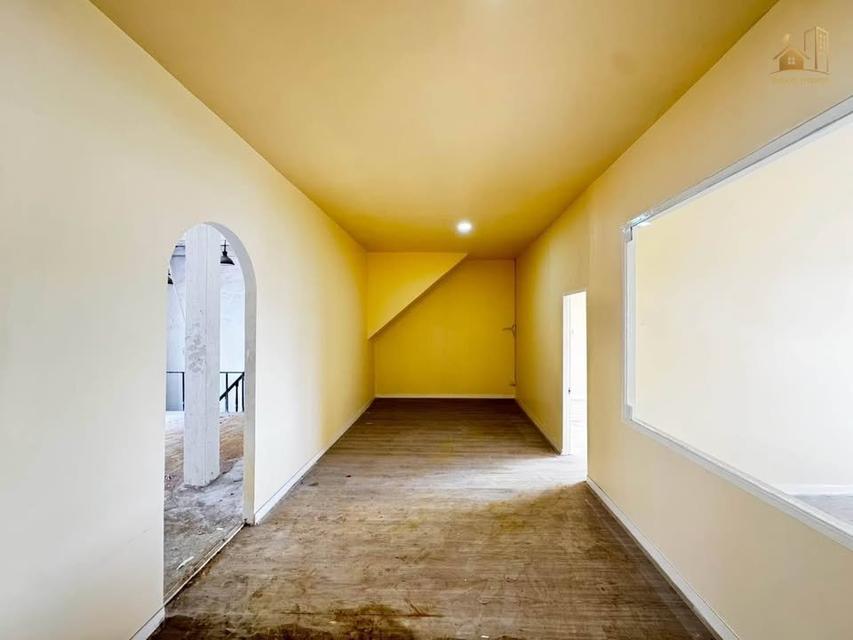 Commercial buidling for rent closed road opposit big garden park at Khet Dusit Bangkok 4