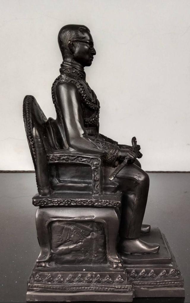 571.พระบรมรูปหล่อในหลวงรัชกาลที่ 9 พระบาทสมเด็จพระปรมินทรมหาภูมิพลอดุลยเดช ทรงประทับนั่งบัลลังก์ 4