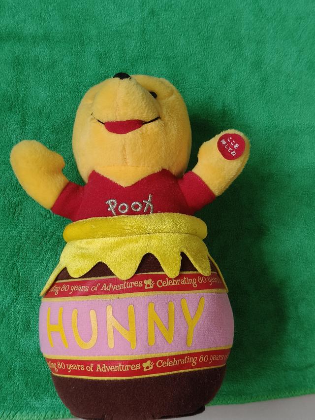 ตุ๊กตาหมีพูห์ (Winnie the Pooh) รุ่นพิเศษฉลองครบรอบ 80 ปีแห่งการผจญภัย (Celebrating 80 years of Adventures) ผลิตโดยแบรนด์ของเล่นชื่อดัง SEGA ในปี 2007 รูปย่อยที่ 2