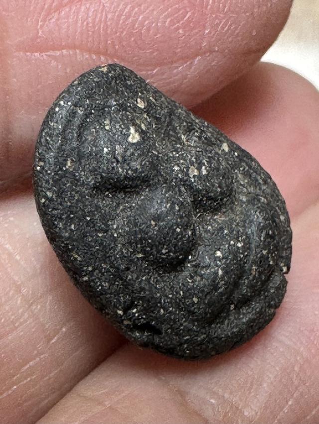 พระปิดตาเนื้อผงคลุกรัก ไม่ทราบที่ รูปที่ 3