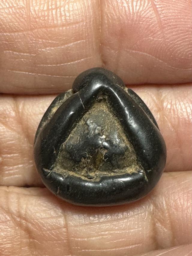 พระปิดตาเนื้อผงคลุกรักขนาดเล็ก ไม่ทราบที่