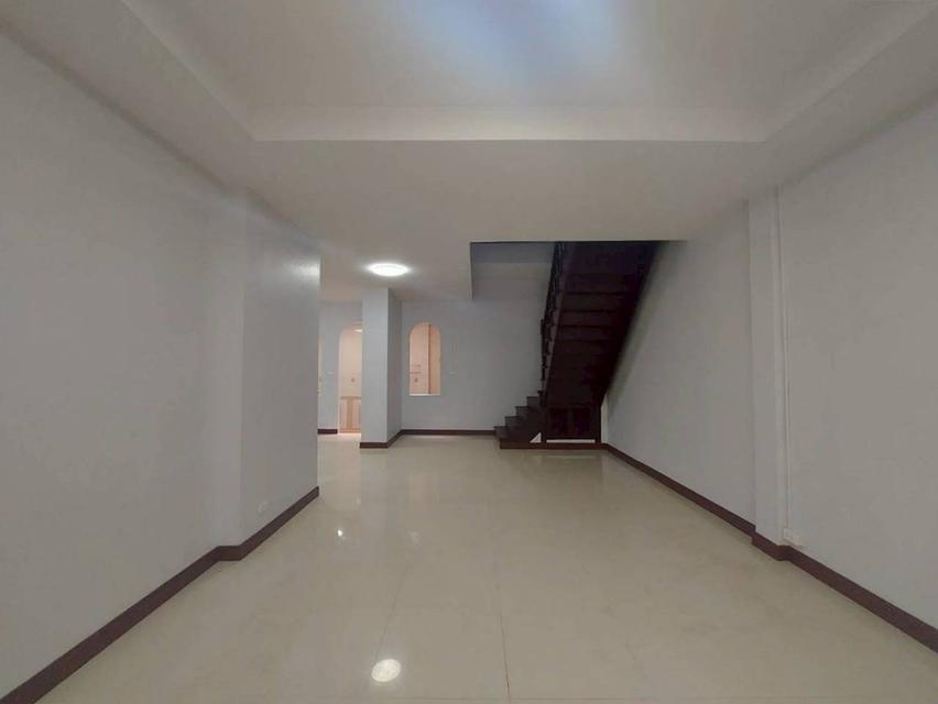 ขายบ้าน 3 ชั้น หมู่บ้านเอื้อประชา ซอยนวลจันทร์ 56 แยก 7 4