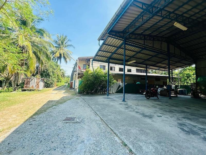 ขายที่ดินพร้อมสิ่งปลูกสร้าง โกดัง-โรงงาน เนื้อที่ 2-2-35ไร่ ติดถนนทำเลดี ใกล้บ้านหัวกุญแจ ตำบลคลองกิ่ว อำเภอบ้านบึง ชลบุรี มีโรงรถ บ้านพักคนงาน 5