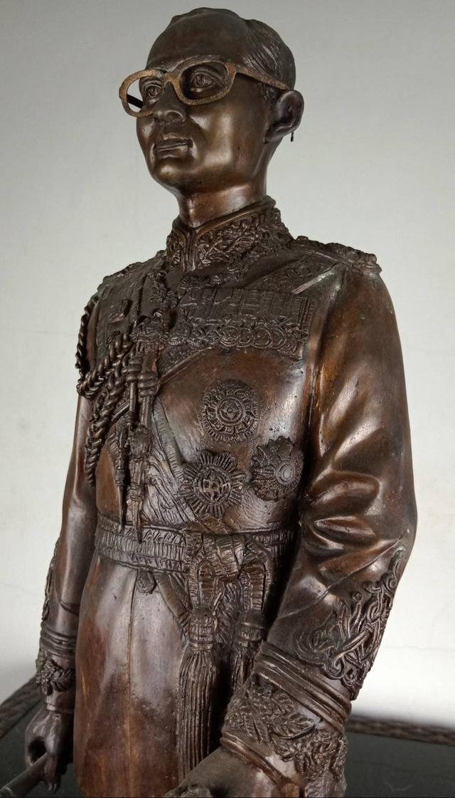 30.พระบรมรูปหล่อโลหะในหลวงรัชกาลที่9 พระบาทสมเด็จพระปรมินทรมหาภูมิพลอดุลยเดช(รมดำ) รูปที่ 10