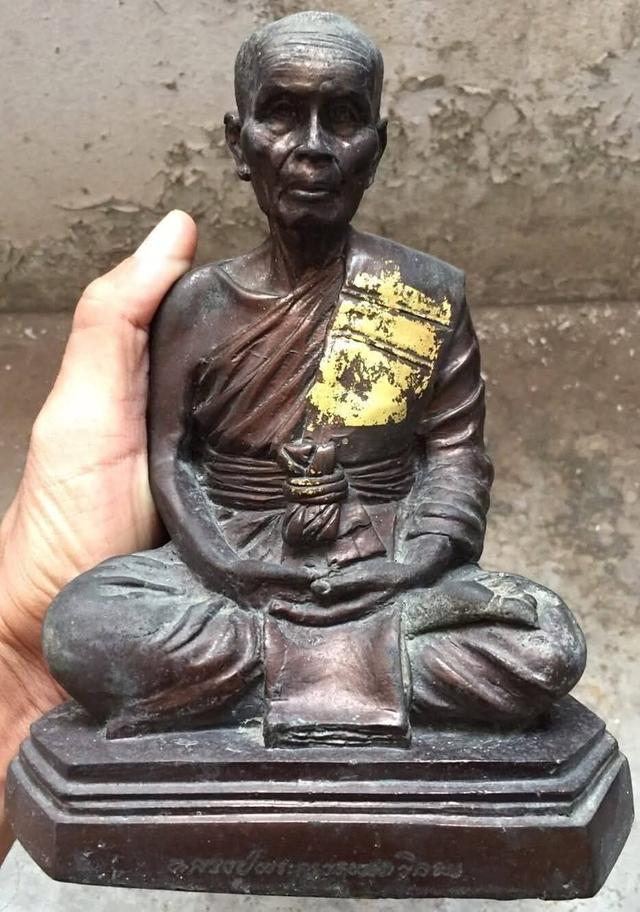 #พระบูชาสร้างในวาระหลวงปู่วรพรตวิธาน(พันธ์ ติสฺโส) อายุ94ปี พ.ศ.2538 องค์นี้ผิวหิ้งๆบ้านๆปิดทองเก่าใต้ฐานฝังพระสมเด็จเก่าครับ