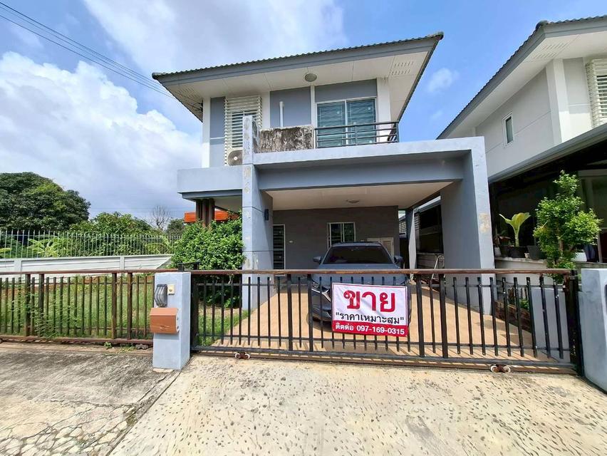บ้านหลังมุม 50.1 ตร.วา ในศรีราชา เพียง 3.15 ล้าน มีสนามหญ้าข้างบ้าน จอดรถ 2 คัน 1