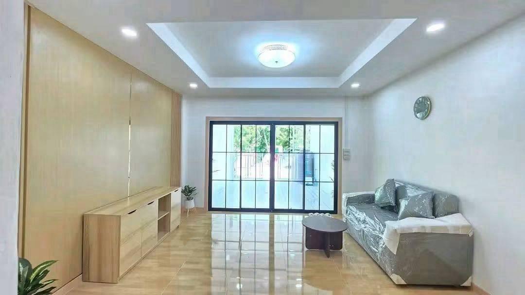🌳 หน้าบ้านติดสวนหย่อมโครงการ ถนนเมน ซอย 2! 🏡 ✨ ขายทาวน์เฮ้าส์ 2 ชั้น 16 ตร.ว. 2 นอน 2 น้ำ ม.มนวดี บางบัวทอง 6