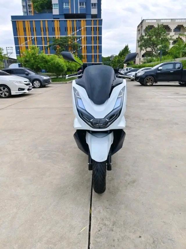 Honda PCX สีขาว 3