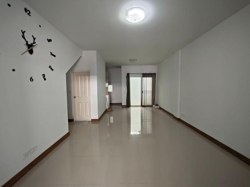 ขายทาวน์โฮม 3 ชั้น 3 ห้องนอน หมู่บ้านเดอะริคโค้ทาวน์ วัชรพล 20.6 ตร.ว. ใกล้ทางด่วนรามอินทรา/รถไฟฟ้า รองรับ EV Charger 2