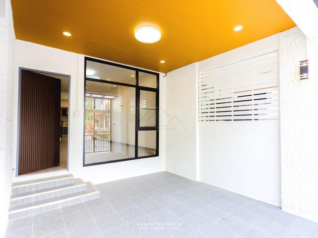ขายทาวน์เฮ้าส์ 3 ชั้น 4 ห้องนอน ซอยลาดพร้าว 94 (ซอยอินทราภรณ์) เข้า - ออกได้หลายทาง เดินทางสะดวก ใกล้เลียบด่วน รีโนเวทให 2