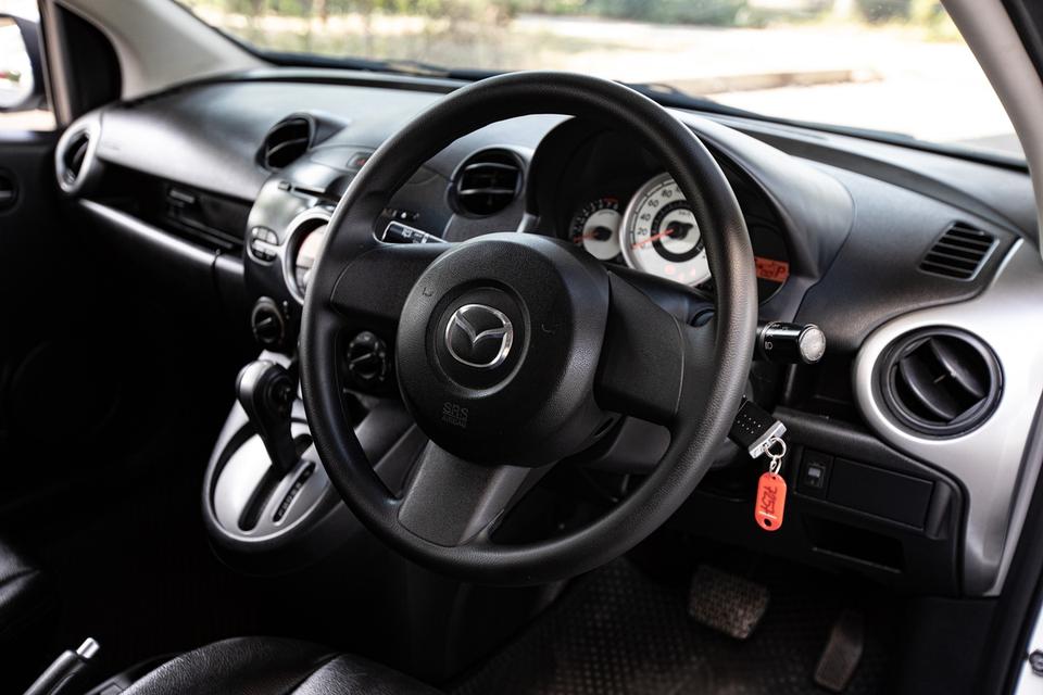 Mazda2 1.5 Groove Sport สีขาว ปี 2012  11