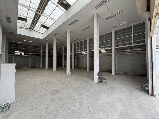 ขายอาคารสำนักงาน 3 ชั้นครึ่ง พร้อมโกดัง เนื้อที่ดิน136 ตร.ว ขายพร้อมผู้เช่าให้ผลตอบแทนทันที ใกล้เลียบด่วนรามอินทรา 3