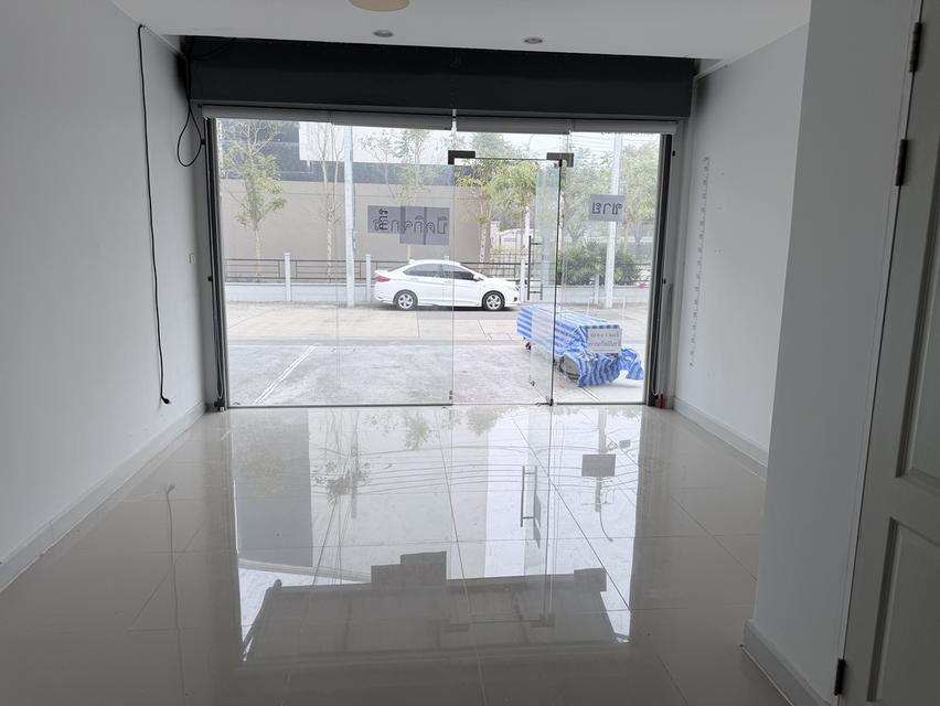 อาคารพาณิชย์ โฮมออฟฟิศ 3 ชั้น District รามอินทรา-จตุโชติ 9