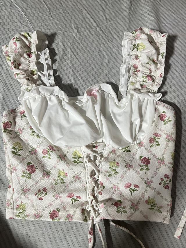 เสื้อครอปสายหนาลายดอกไม้