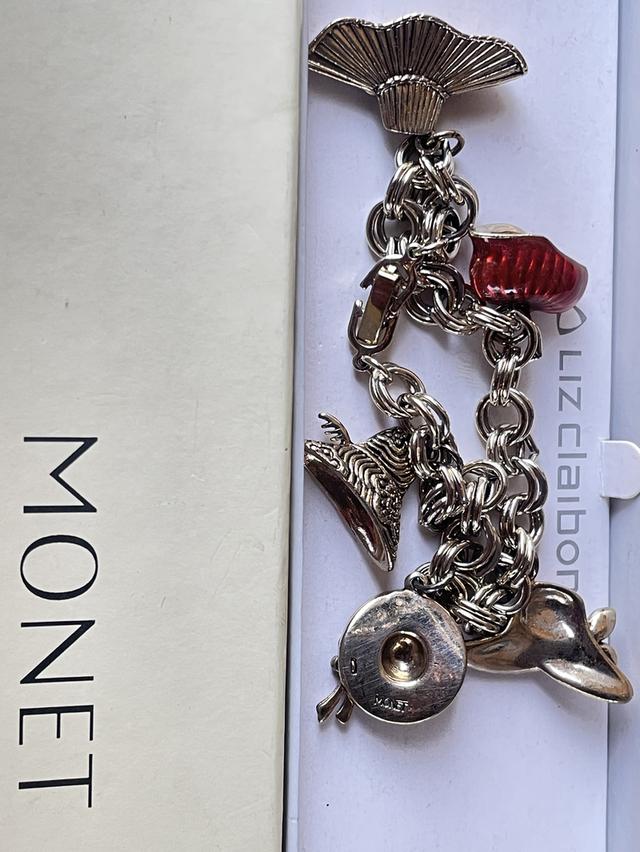 สร้อยข้อมือในภาพเป็นสร้อยข้อมือชาร์มสไตล์วินเทจจากแบรนด์ Monet 3