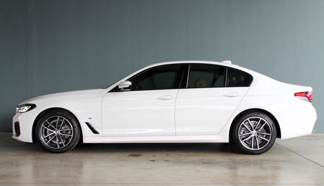 รหัสรถ BM2420 BMW 520d M-Sport LCI 2022 10