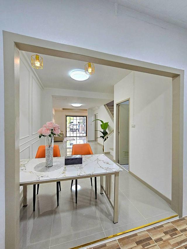 หมู่บ้านเต็มรัก ซอยวัดลาดปลาดุกทาวน์เฮาส์ 2 ชั้น ตกแต่งใหม่พร้อมอยู่ มีระเบียงหน้าบ้าน พร้อมของตกแต่ง 15