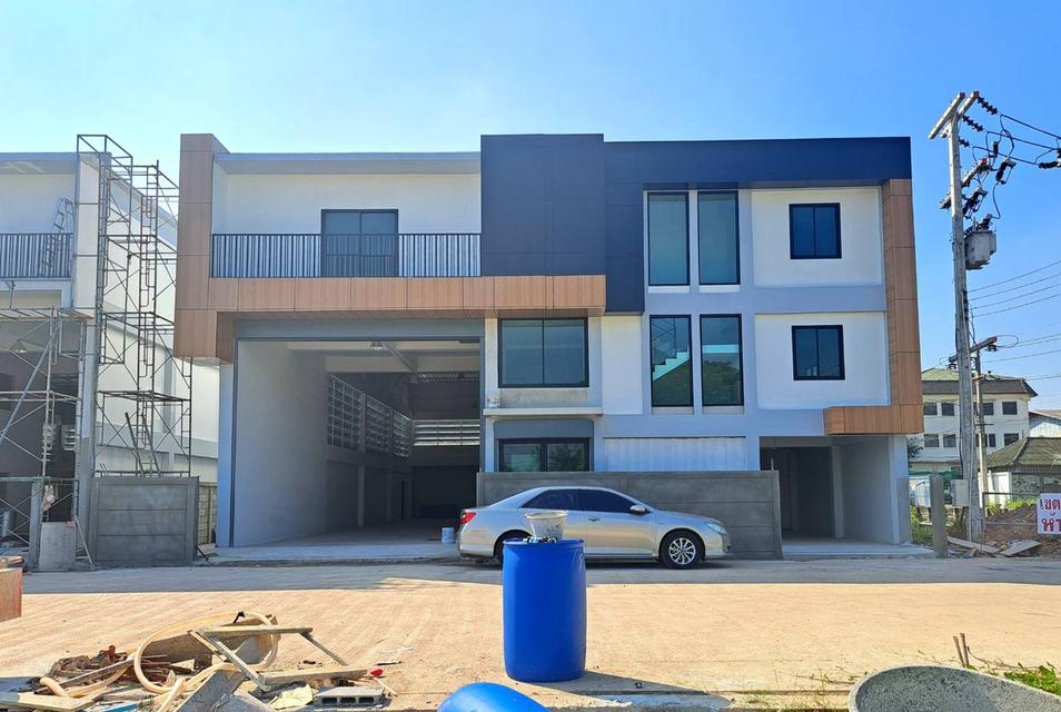 ขายโรงงานและให้เช่าโรงงานพร้อมออฟฟิศ พื้นที่สีม่วงแท้ ขอใบรง.4ได้ มือหนึ่ง พื้นที่ 810 ตรม. ตำบลแคราย สมุทรสาคร ถนนเศรษฐกิจ ใกล้ถ.พุทธสาครและบางบอน5 1