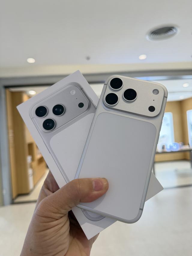iPhone 17 Pro สีขาว 256 gbประกันศูนย์เหลือเยอะมาก  ผ่อนได้