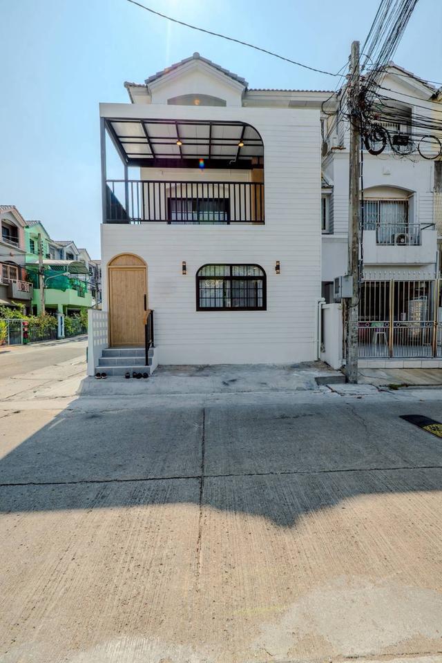 ขายทาวน์โฮม 3 ชั้น หลังมุมรีโนเวทใหม่ หมู่บ้านบ้านกลางเมือง พระราม 9 สวยมาก (N.2285) 1