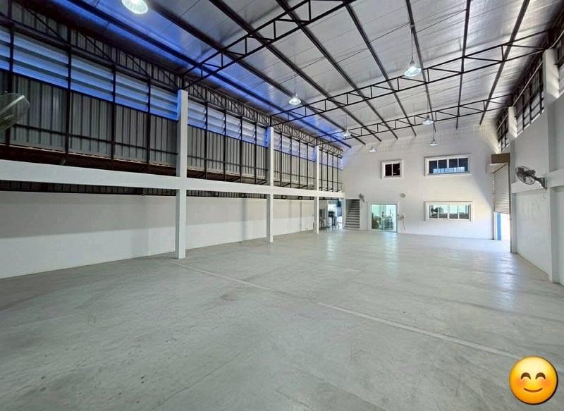 #ให้เช่าโกดังโฮมออฟฟิศพุทธมลฑลสาย2 ใกล้สมาคมชาวปักใต้  พื้นที่ใช้สอย 405. ตร.ม. บนเนื้อที่ 120 ตร.ว. ไฟฟ้า 3 เฟส รับน้ำหนักได้ 3 ตัน / ตรม. 1