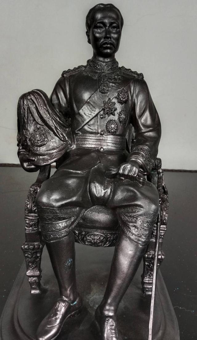550.พระบรมรูปหล่อในหลวงรัชกาลที่ 5 พระบาทสมเด็จพระปรมินทรมหาจุฬาลงกรณ์ พระจุลจอมเกล้าเจ้าอยู่หัว ทรงประทับนั่งบัลลังก์ รูปย่อยที่ 2