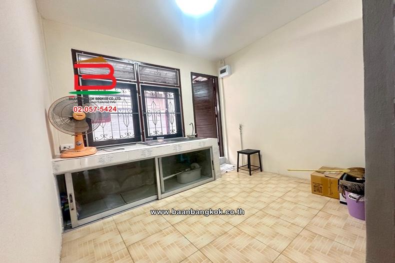 ทาวน์เฮาส์ หมู่บ้านพงษ์เพชรการเคหะ 14 เนื้อที่ 24 ตร.ว. แจ้งวัฒนะ 14 แยก 1 แขวงสีกัน เขตดอนเมือง 11