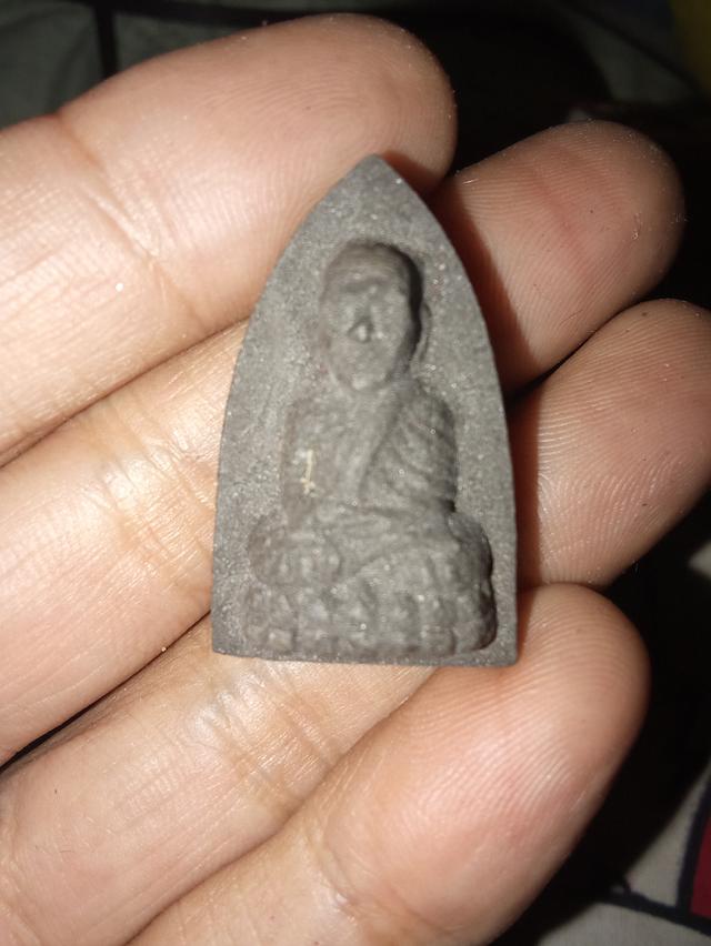 หลวงปู่ทวด วัดช้างให้ พระผงมงคล "รุ่นรวยทรัพย์" เนื้อว่านดำ