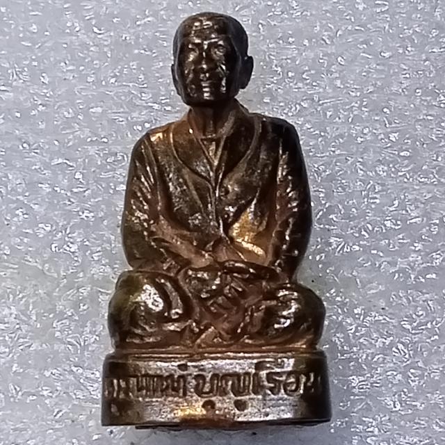 รูปหล่อคุณแม่บุญเรือน