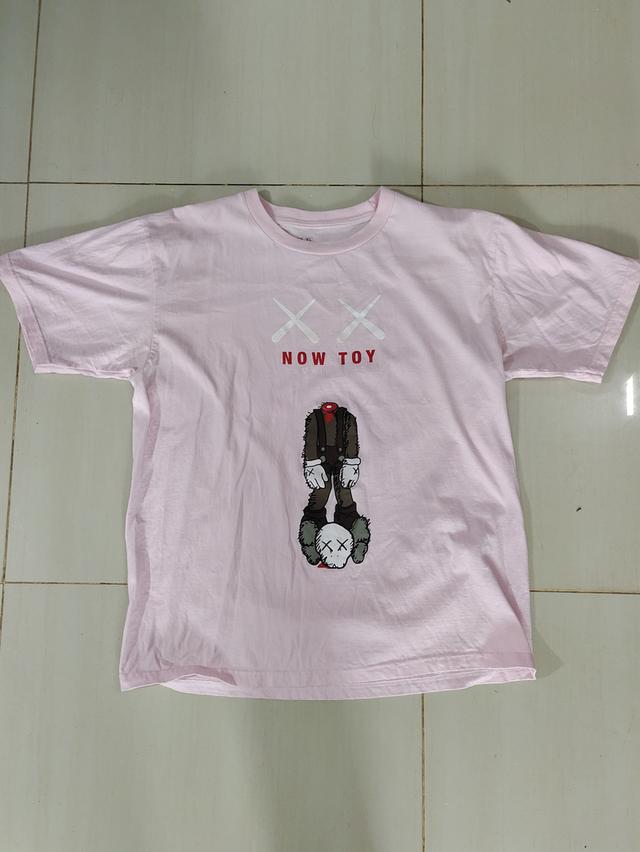 เสื้อยืด Streetwear ลาย KAWS "NOW TOY" (สีชมพู)