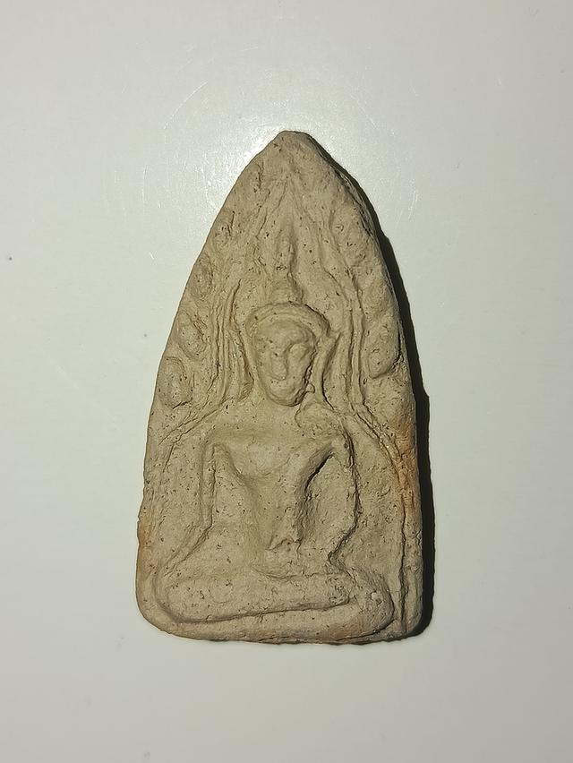 พระขุนแผน ซึ่งเป็นพระเครื่องที่ได้รับความนิยมอย่างสูงในประเทศไทย  พระขุนแผนเป็นพระเครื่องที่มีชื่อเสียงในด้านพุทธคุณทางเมตตามหานิยม เสน่ห์ และโชคลาภ  