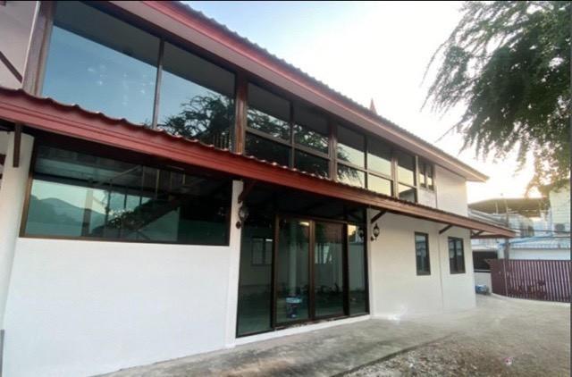 ให้เช่าบ้านเดี่ยวสร้างใหม่ 2 ชั้น เนื้อที่ 100 ตารางวา ซอยลาดพร้าว 101 เหมาะอยู่อาศัยและทำสำนักงาน จอดรถได้ 4คัน ใกล้รถไฟฟ้าสายสีเหลือง สถานีลาดพร้าว 2