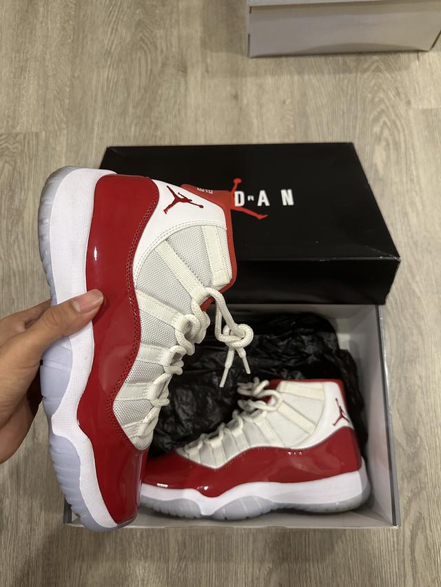 Jordan 11 university red