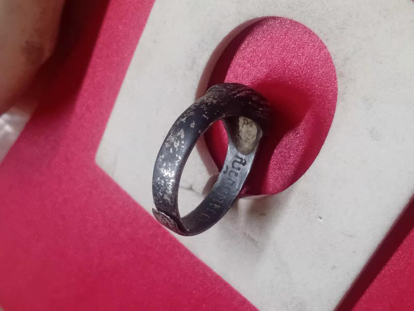 แหวนตะกร้อ หลวงพ่อขวัญ วัดบ้านไร่ "รุ่นฉลองอายุ ๙๗ ปี" เนื้อนวโลหะเข้มขลัง จารมือโบราณ (นิยม) รูปย่อยที่ 3