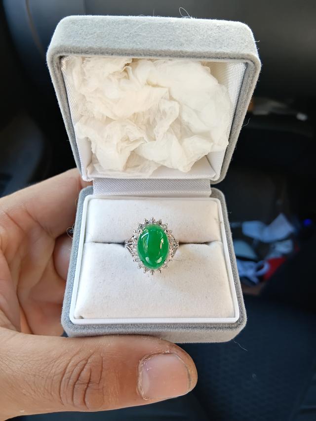 เเหวนเงินเเท้ ฝังหยกเเท้ ข้างขอบประดับเพชร