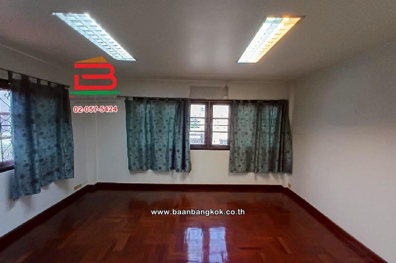 ทาวน์โฮม 3 ชั้น หลังมุม ซอยนาคนิวาส 21 เนื้อที่ 32 ตรว. เขตลาดพร้าว 11