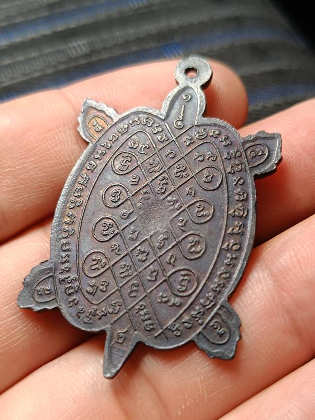  หลวงปู่หลิว วัดไร่แตงทอง จ.นครปฐม ) เหรียญเต่ารุ่นปลดหนี้ 6