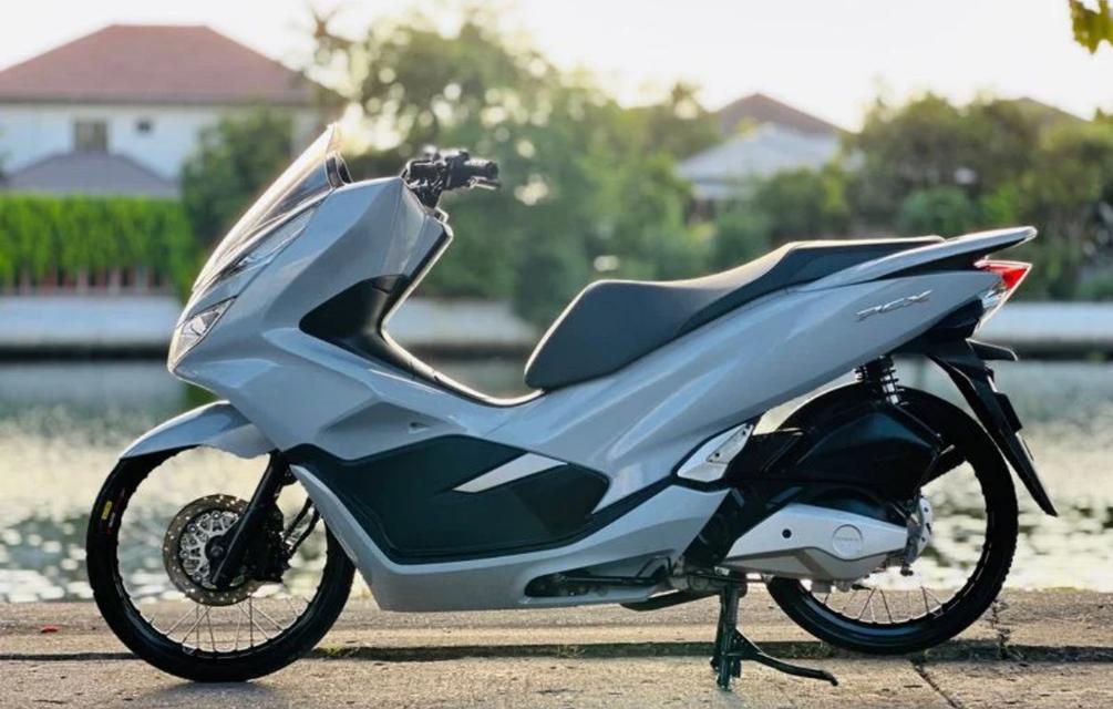 มอเตอร์ไซค์ Honda PCX สีเทา 3