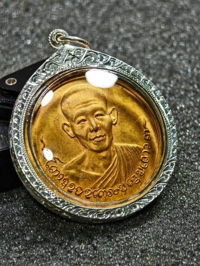 เหรียญกลมชัยนาท หลวงพ่อเกษม เขมโก ปี 2518 เลี่ยมกรอบเงิน