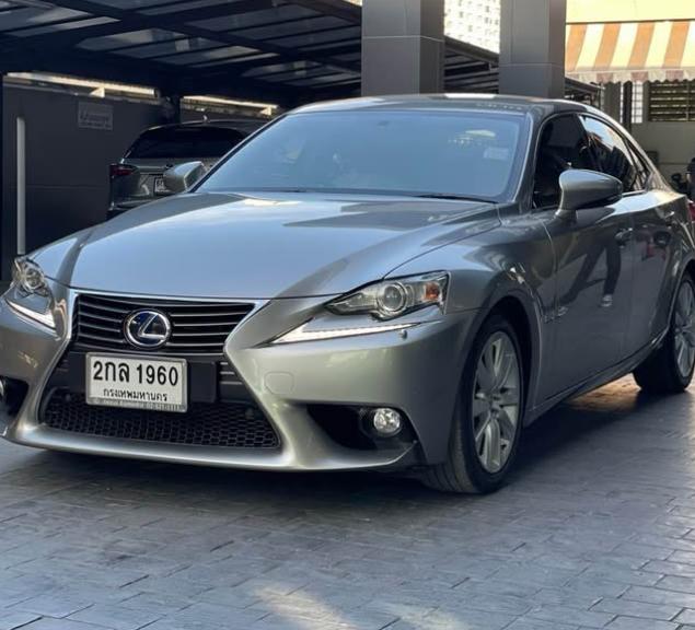 Lexus IS 300h มือสอง 2